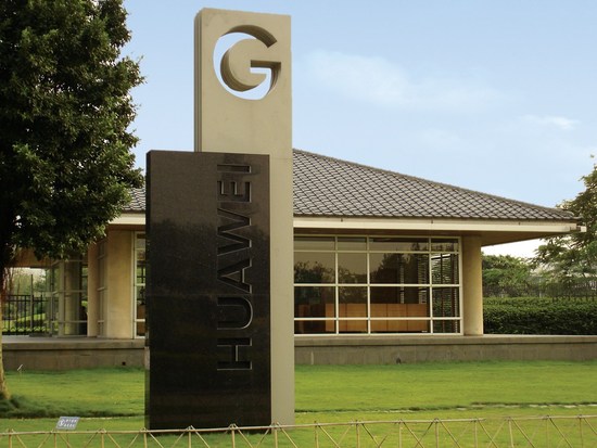 华为发布业界首款数据中心交换机CE12800下一代防火墙插卡,性能达到业界领先水平。