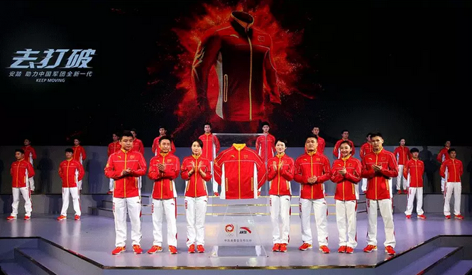 奥运冠军领奖龙服合影